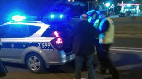 Wjechał w betonowe barierki i ściął znak. Miał dwa promile