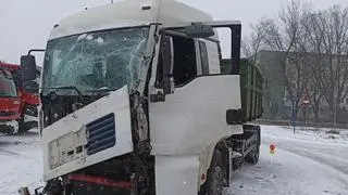 Zderzenie autobusu miejskiego i ciężarówki