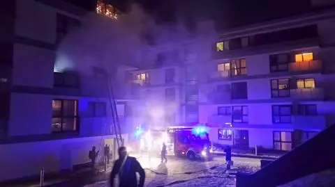 Pożar na Mokotowie. Przeszkodą dla strażaków "pancerne drzwi"