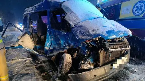 Bus wpadł w poślizg i zderzył się z ciężarówką. Jedna osoba nie żyje, siedem rannych