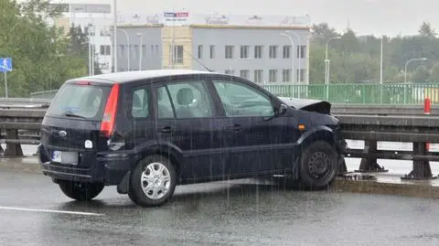Trasa Siekierkowska: ford na barierkach, kierowca w szpitalu