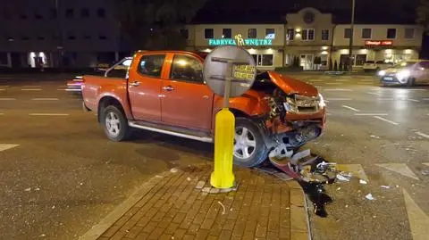 Pickup zderzył się z osobowym. Volkswagen wypchnięty na chodnik