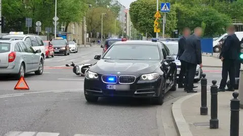 "Motocyklista przestraszył się", gdy zobaczył rządowe auto