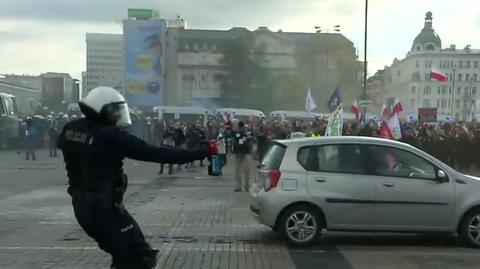 Policja rozpędziła przeciwników obostrzeń. 120 zatrzymanych, w użyciu gaz i granaty hukowe