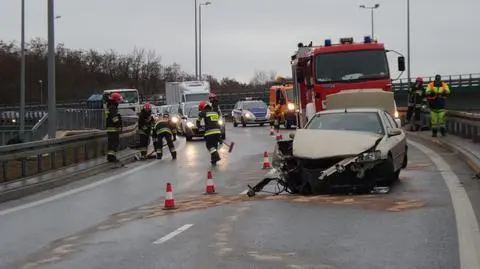 Peugeot wjechał w bariery przy  al. Prymasa Tysiąclecia