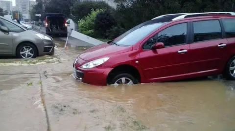 Ulica pod wodą, samochód utknął. Awaria za awarią na Targówku