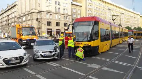 Wykolejona "4" na pl. Konstytucji. Utrudnienia w ruchu tramwajów