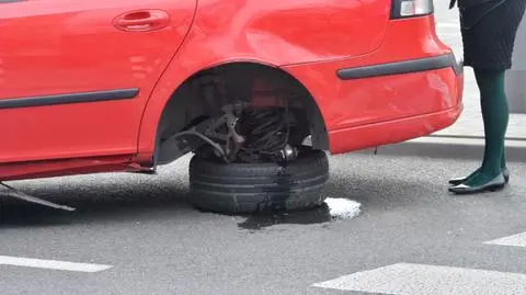 Zderzyła się z volkswagenem, saab urwał zawieszenie