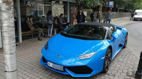 Przystanek autobusowy, a na nim... błękitne lambo
