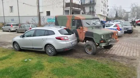 "Samochód z historią" uszkodził renault. Kierowca pod wpływem