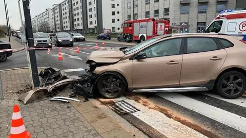Dwa rozbite auta i uszkodzony sygnalizator