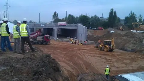 Ruszyło przesuwanie tunelu. 10,5 tys. ton umieszczą w nasypie