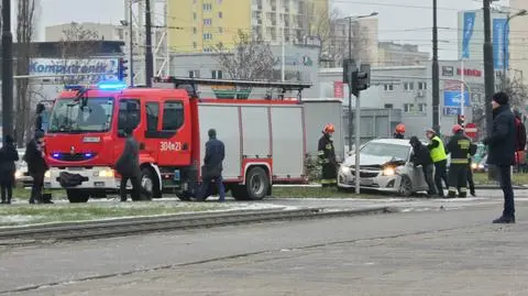 Na Woli samochód osobowy zderzył się z tramwajem