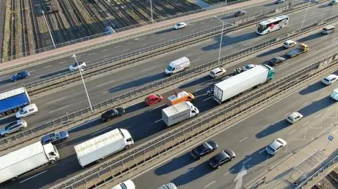 S8 w korku po kolizji trzech aut. Jeden z kierowców miał 1,2 promila