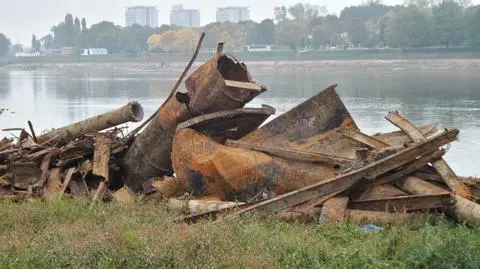 Wrak powojennej barki został usunięty z Wisły