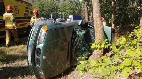 Samochód uderzył w drzewo, jedna osoba w szpitalu