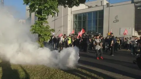 Protesty przed teatrem. "Będziemy wyjaśniać incydenty"