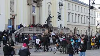 Protest pod kościołem Świętego Krzyża na Krakowskim Przedmieściu 