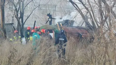 Pożar przy Zwrotniczej. Ogień zajął dwa baraki 