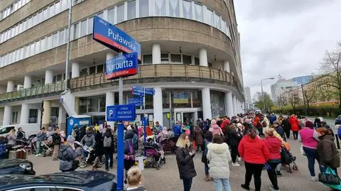 Kolejka przed Centrum Pomocy Puławska 20