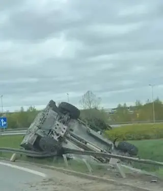 Wojskowy pojazd zjechał do rowu