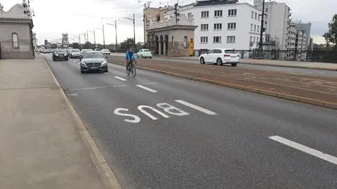 Rowerzyści jadą przepisowo, kierowcy wyprzedzają ich buspasem