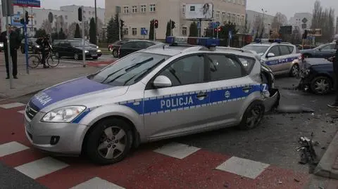 Zderzenie z radiowozem. Policjanci i dziecko w szpitalu