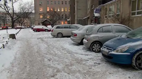 Parkowanie na zaśnieżonym trawniku. Straż wystawi mandat?