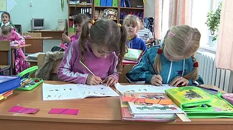 W każdej szkole szafki na książki i ciepła woda