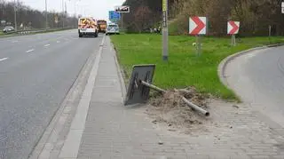 Samochód zjechał z drogi i uderzył w nasyp