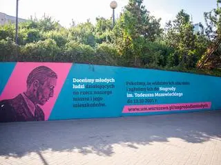 Przestrzeń przy stacji metra Centrum wzbogacił mural z wizerunkiem Tadeusza Mazowieckiego