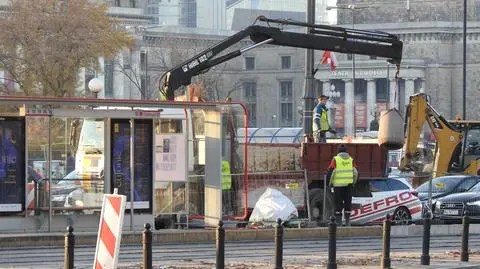 Usuwanie materiałów budowlanych z ronda Dmowskiego