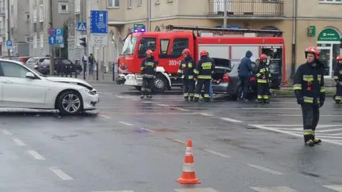 Zderzenie dwóch aut na Grójeckiej. Jedna osoba ranna