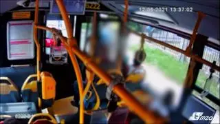 Kierowca szybko wpuścił zaczepianego przez dwóch mężczyzn chłopaka do autobusu