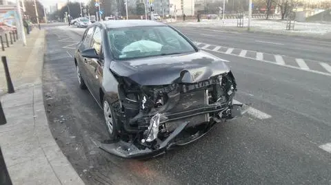 Zderzenie na Bródnie. Sygnalizacja nie działa przez... drzewo