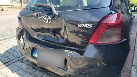 Wjechał w zaparkowane samochody i uciekł. Policja szuka kierowcy białego audi