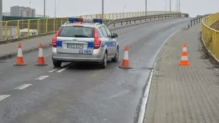 Wiadukt nad A2 jest nieprzejedzny. Policja kieruje na objazdy