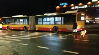 Autobusy "parkują" na przejściu 