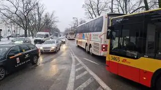 Autokary blokują przejazd autobusu miejskiego