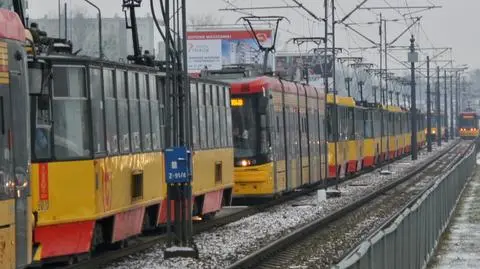 Samochód stanął w poprzek torów. "Kierowca prawdopodobnie zasłabł"