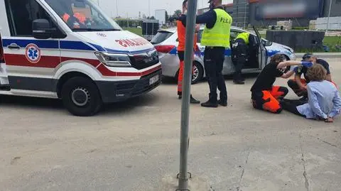 Uszkodził cztery auta, jechał pasem zieleni. Policjanci skierowali go na badania