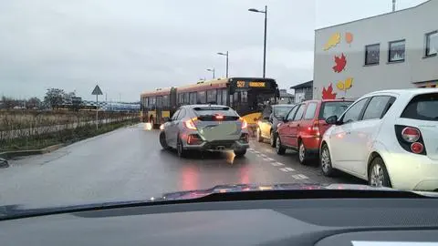 Autobus wjechał w zaparkowane auta 