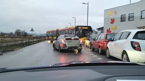 Autobus wjechał w zaparkowane auta 