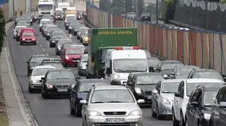 Ford dachował przy al. Prymasa Tysiąclecia