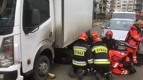 Ochroniarz pod dostawczakiem. Wyciągnęli go strażacy