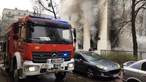 Płomienie na Żoliborzu. Doszczętnie spłonęło mieszkanie