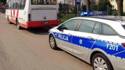 Przekroczył prędkość, nie miał uprawnień do jazdy i był poszukiwany. Kierowca autobusu zatrzymany 