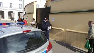 Policja rozdała bezdomnym maseczki