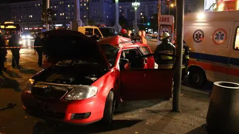 Uderzył w latarnię na placu Konstytucji