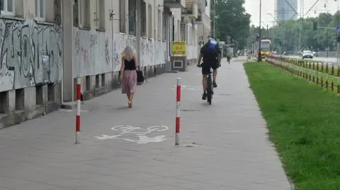 Rowerzystka wjechała w słupek na środku chodnika